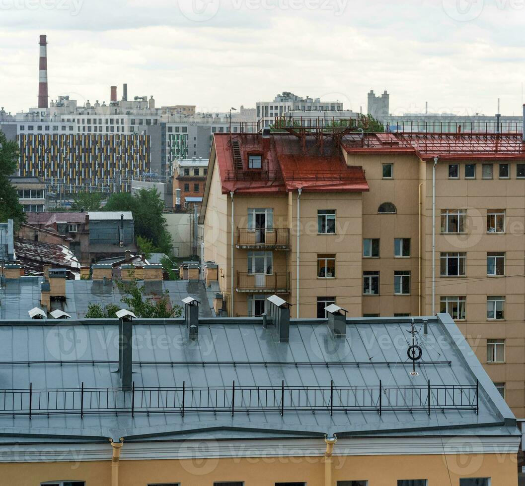 stadsbild, se från de taket till tne gammal stad byggnader på en molnig dag i helgon petersburg foto