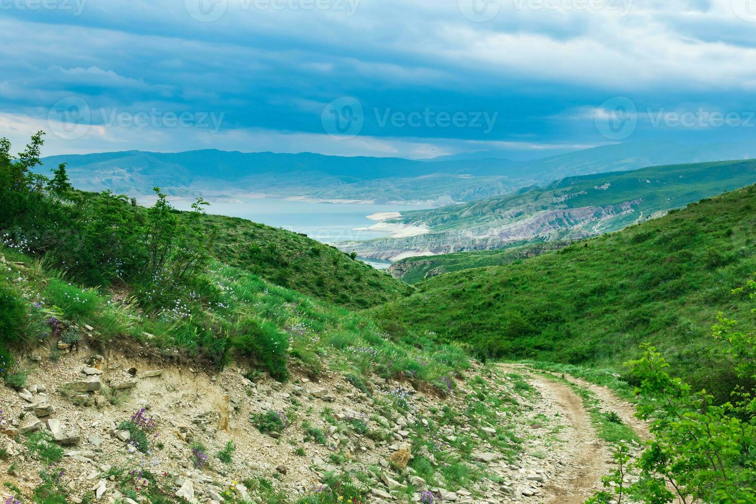 smuts väg bland de kullar leder till de reservoar av de chirkey vattenkraft kraft station i dagestan foto