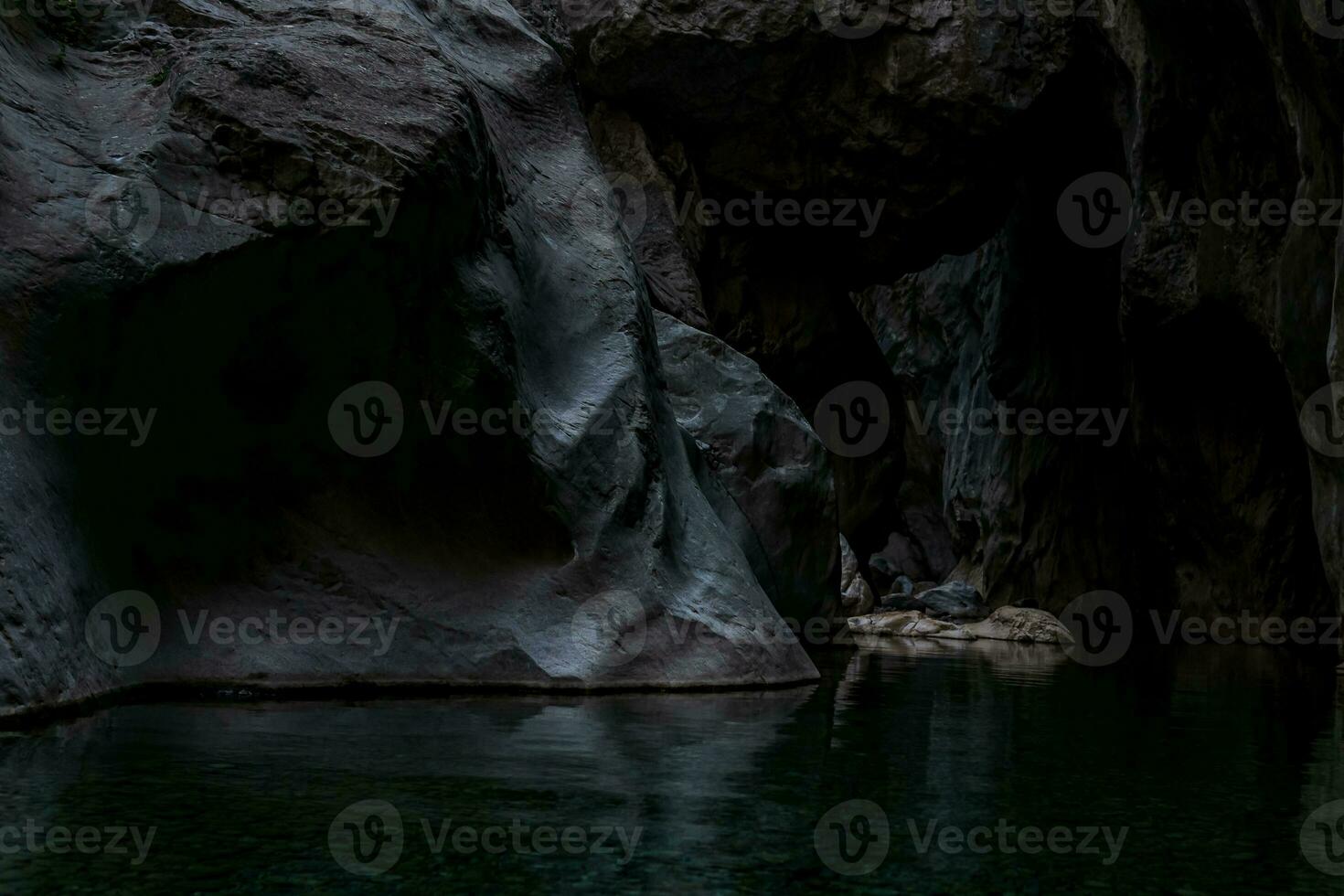 rena underjordisk grotta flod i brant sten banker i de mörk foto