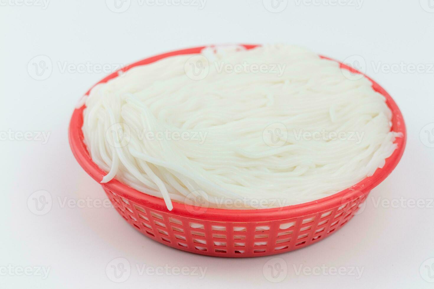 ris spaghetti i röd plast korg på vit bakgrund, thailand. foto