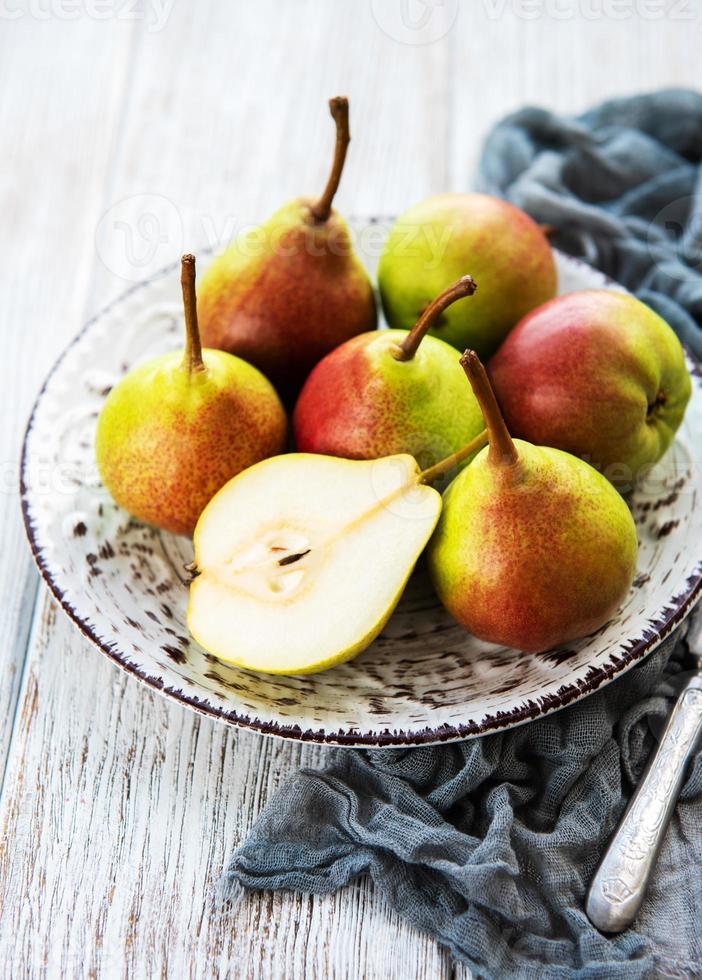 färska päron på ett bord foto
