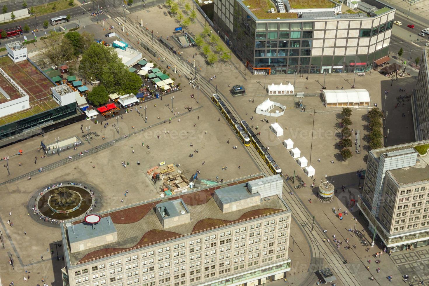 flygfoto över alexanderplatz offentliga torget i berlin foto