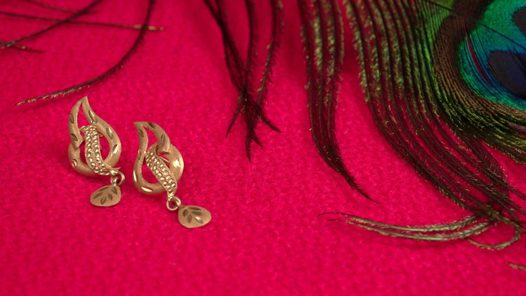 mangalsutra eller gyllene halsband att bära av en gift hinduisk kvinna, arrangerad med vackra backgrond. indiska traditionella smycken. foto