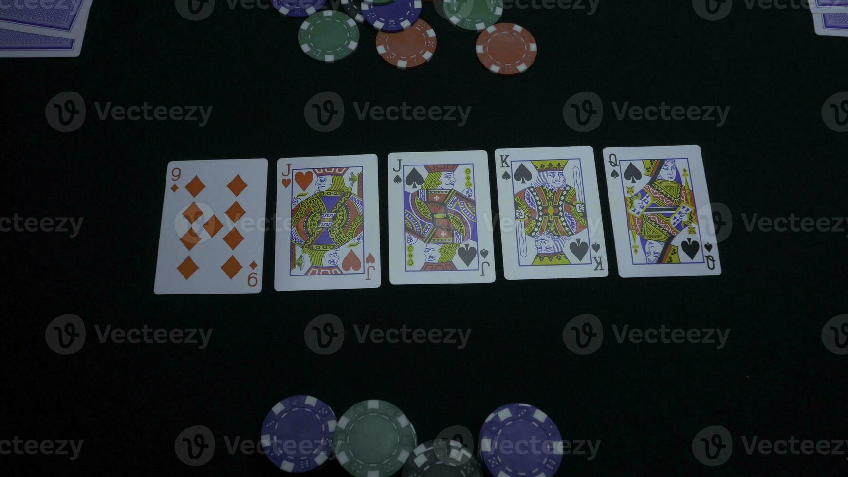 detalj av en kunglig spola på svart bakgrund. kunglig spola av spade i poker spel på en svart bakgrund. spelare samlade in de kunglig spola på en grön poker tabell mot svart. foto