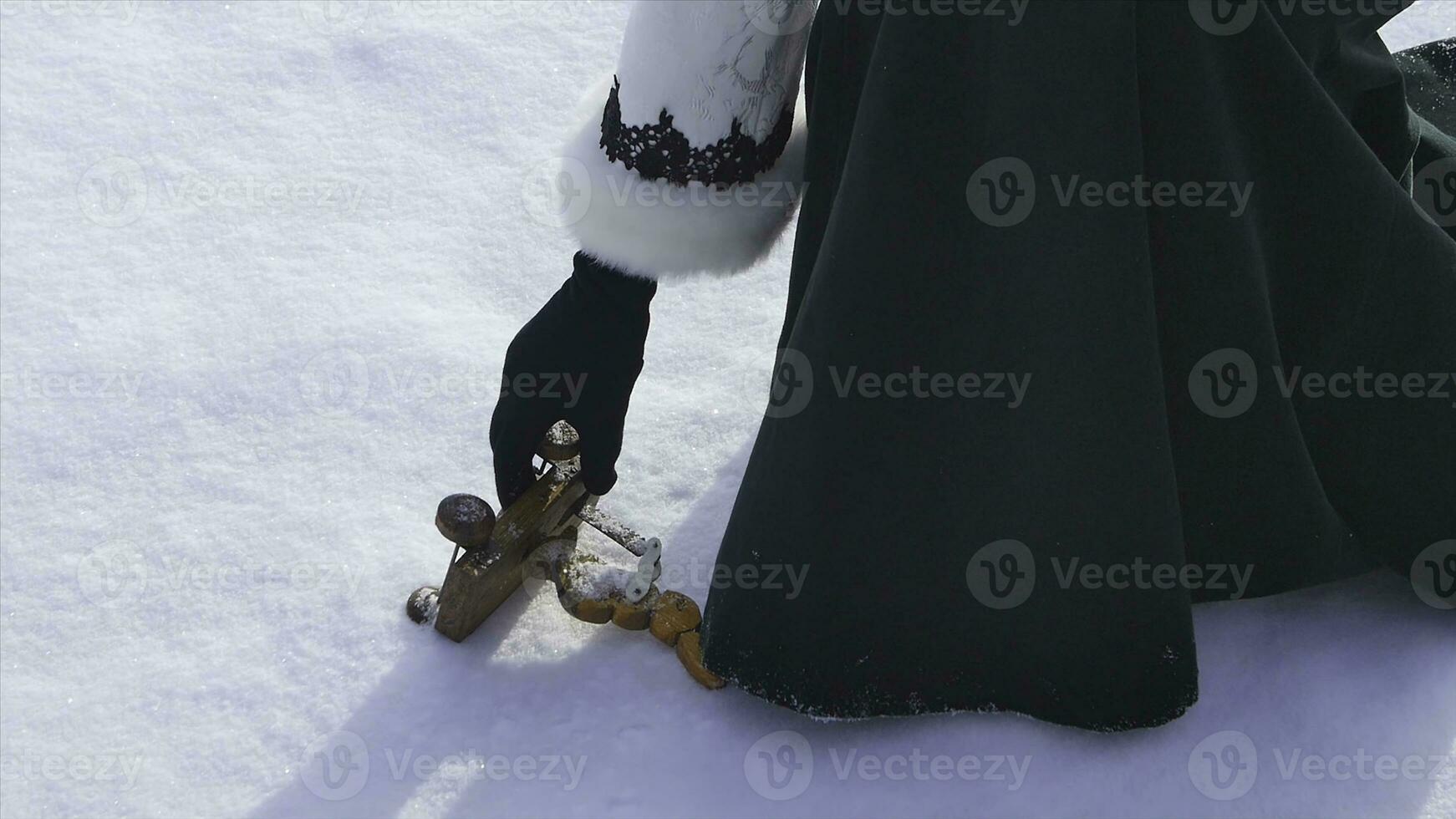 barns leksak liggande i de snö och kvinna ta Det. liten snögubbe leksak i de snö. hand ta jul leksak retro färgrik låda vinter- snö. årgång sak på vit baground. vinter- foto