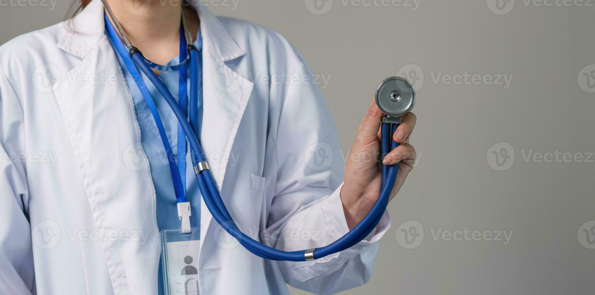 porträtt av kvinna läkare använder sig av stetoskop på platt bakgrund. hälsa vård begrepp kvinna läkare använder sig av Utrustning till kolla upp patientens hälsa foto