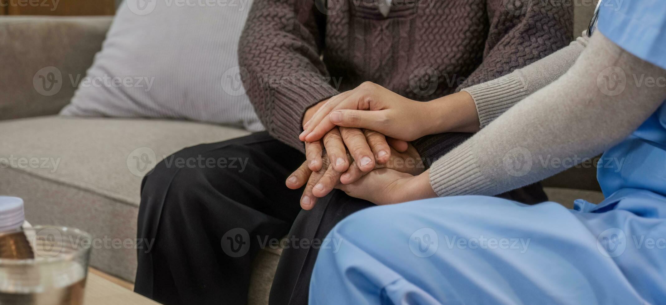 Lycklig patient är innehav vårdgivare för en hand medan utgifterna tid tillsammans. äldre man i amning Hem och sjuksköterska foto