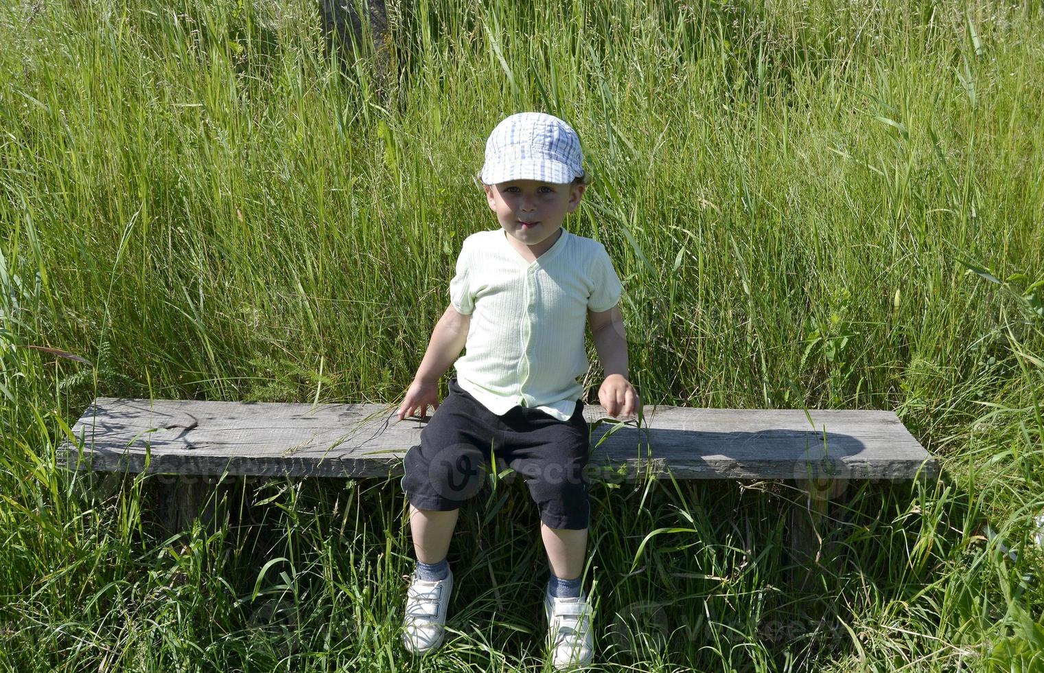 vacker baby pojke med barn ansikte poserar fotograf foto