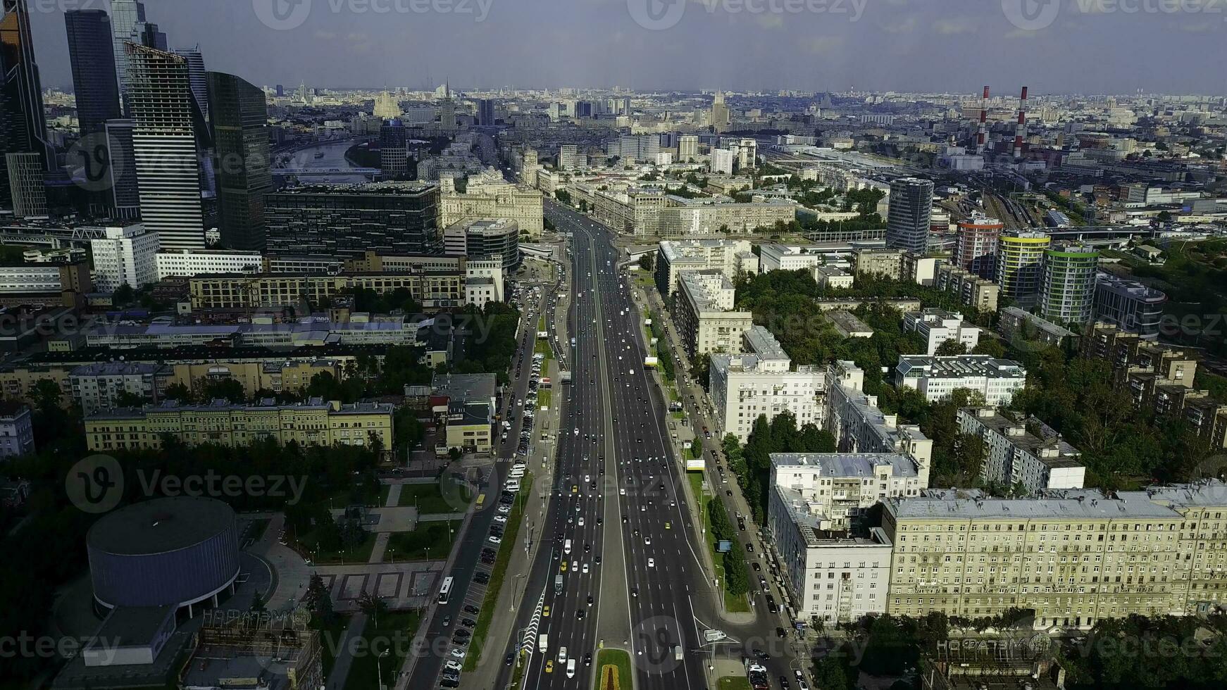 en se av de stad från en höjd. antal fot. de gammal byggnader av moskva och de vit hus foto