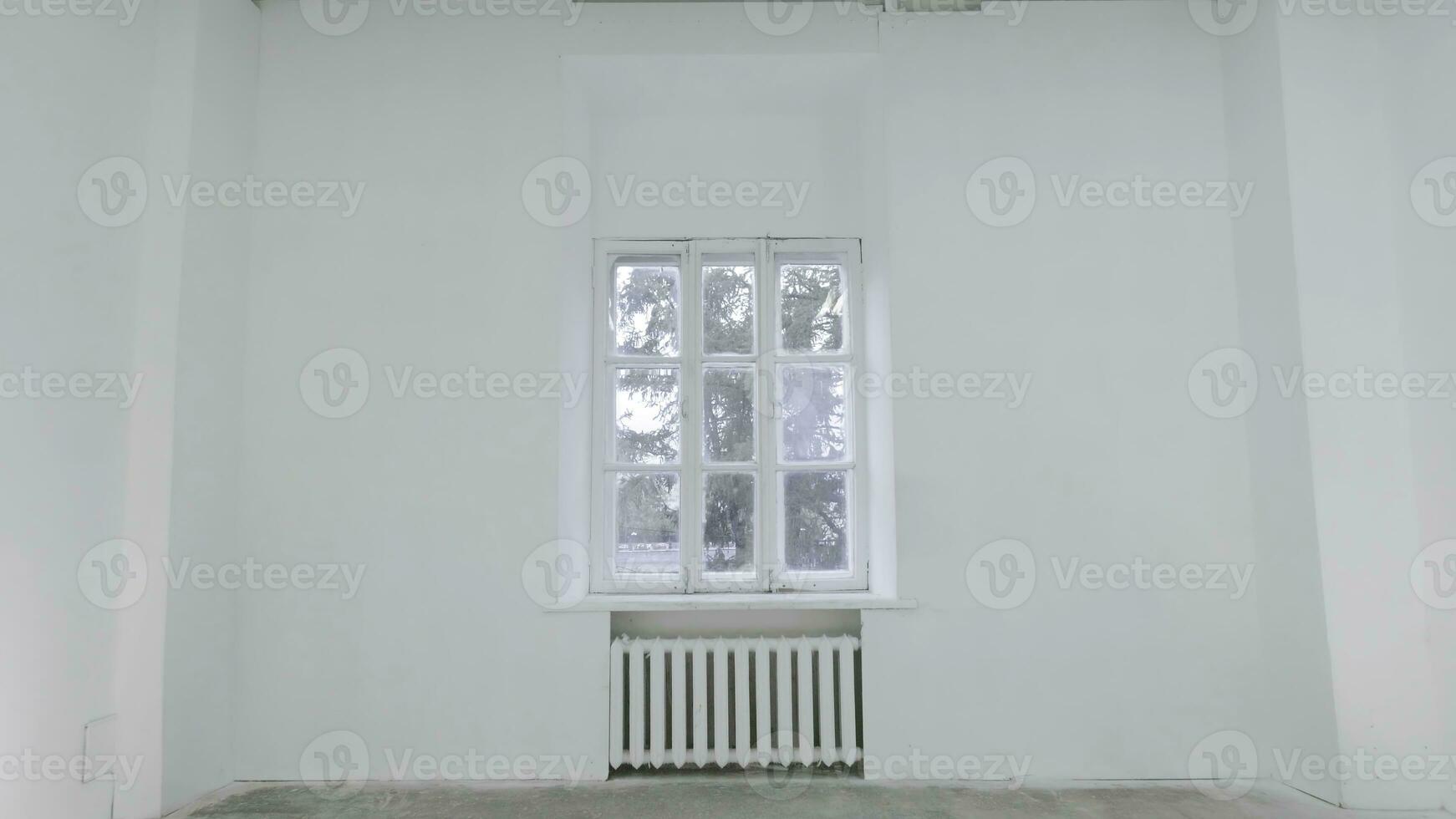 tom vit vägg med fönster. glida rörelse av rörelse eller slå de kamera på tömma ljus vit rum med fönster. konstruktion Hem tömma rum interiör fönster aluminium på vägg foto