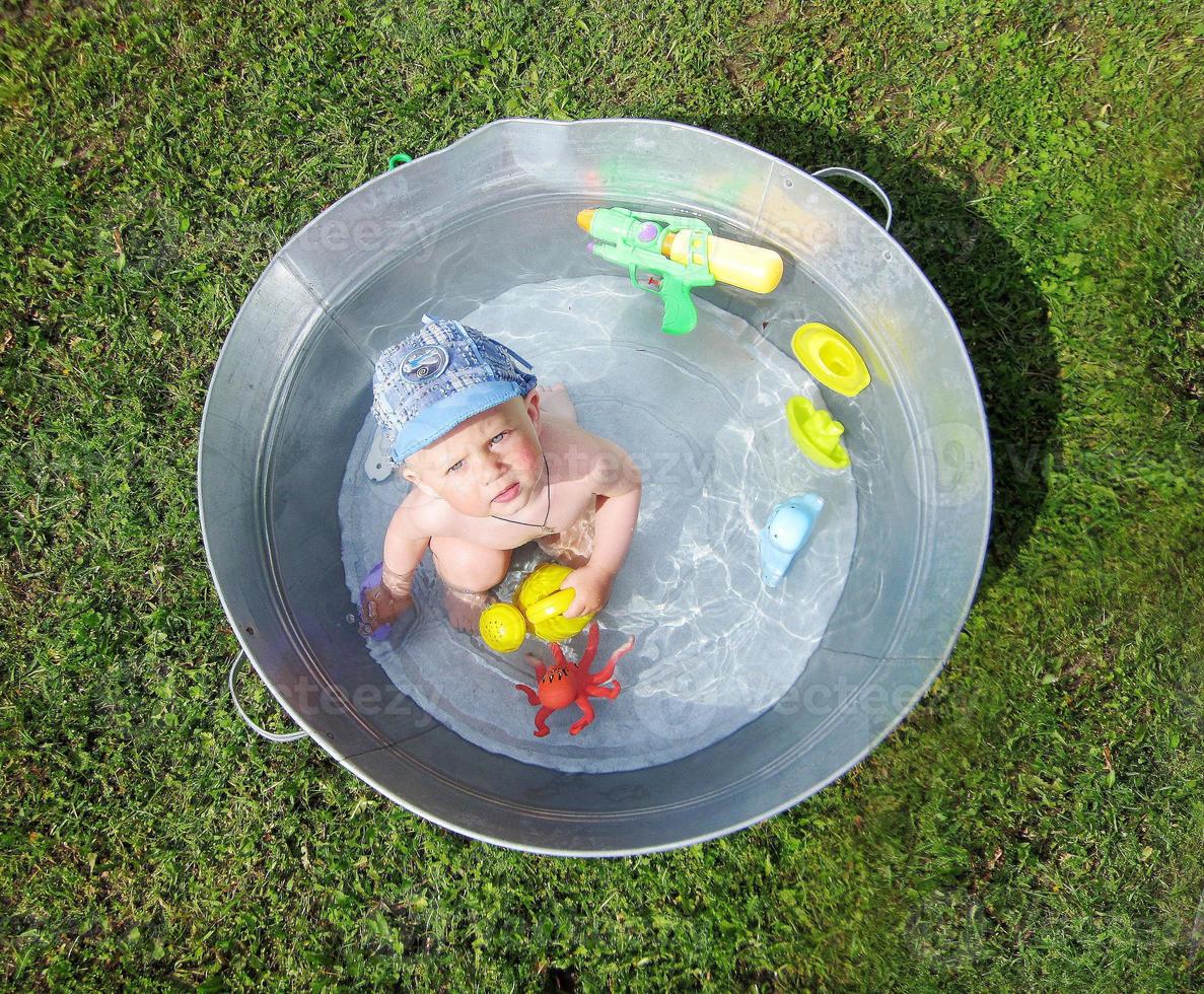 vacker baby pojke med barn ansikte poserar fotograf foto