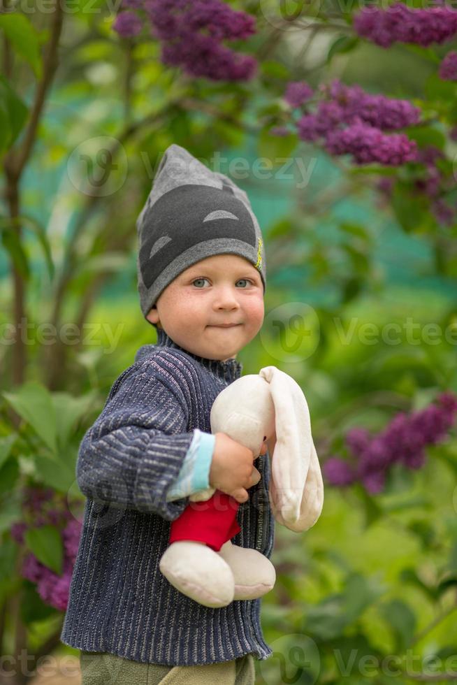 vacker baby pojke med barn ansikte poserar fotograf foto