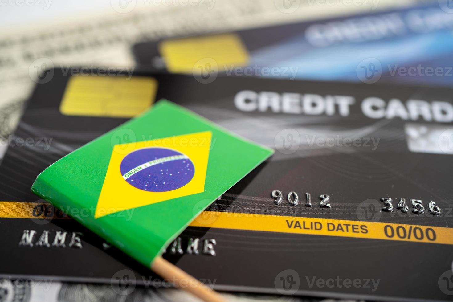 brasilianska flaggan på kreditkort. finansutveckling, bankkonto, statistik, investeringsanalytisk forskningsdataekonomi, börshandel, affärsföretagskoncept. foto