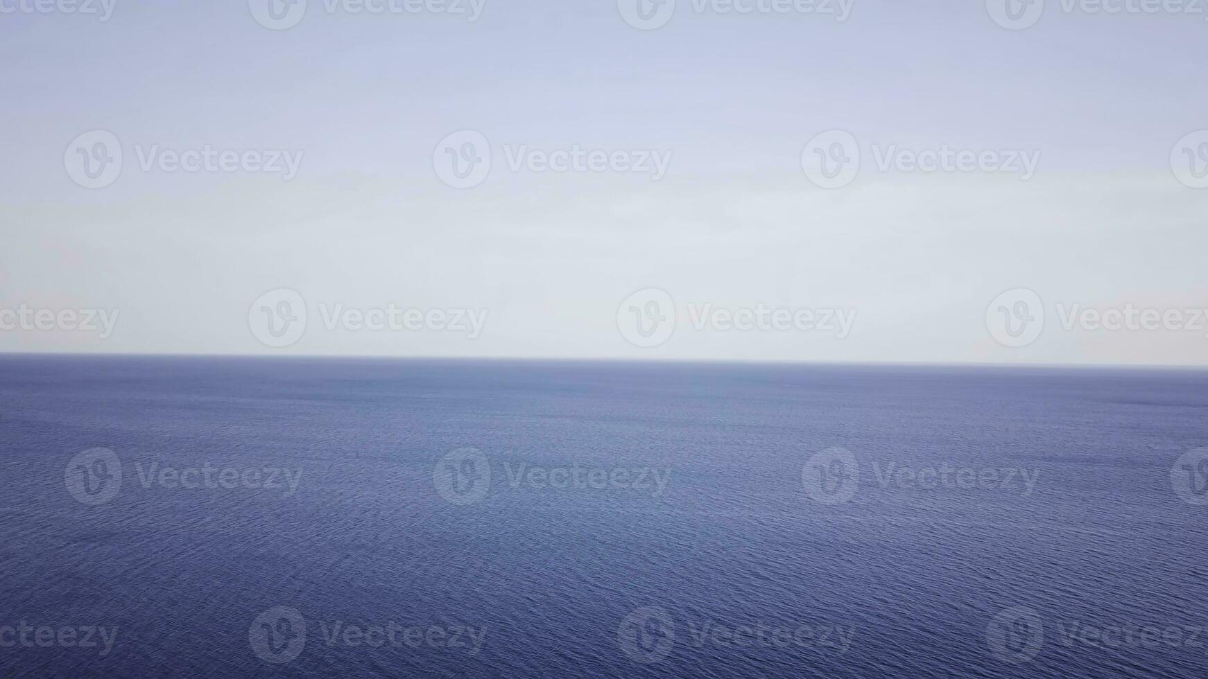 antenn se lugna hav och blå himmel bakgrund. topp se av de hav yta på en solig dag foto