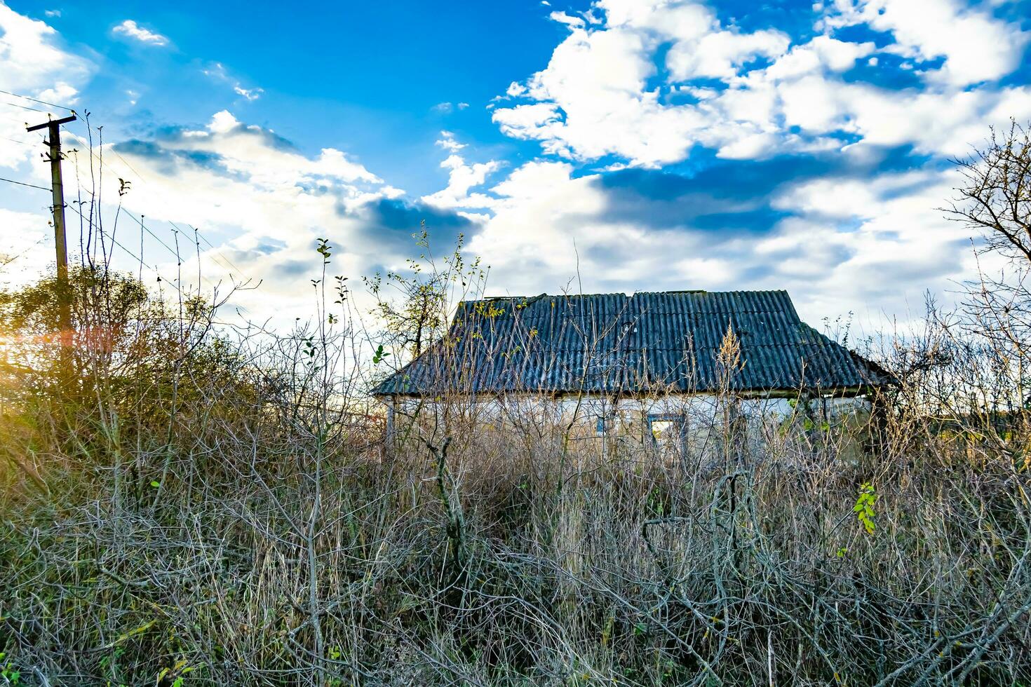 skön gammal övergiven byggnad bruka hus i landsbygden på naturlig bakgrund foto