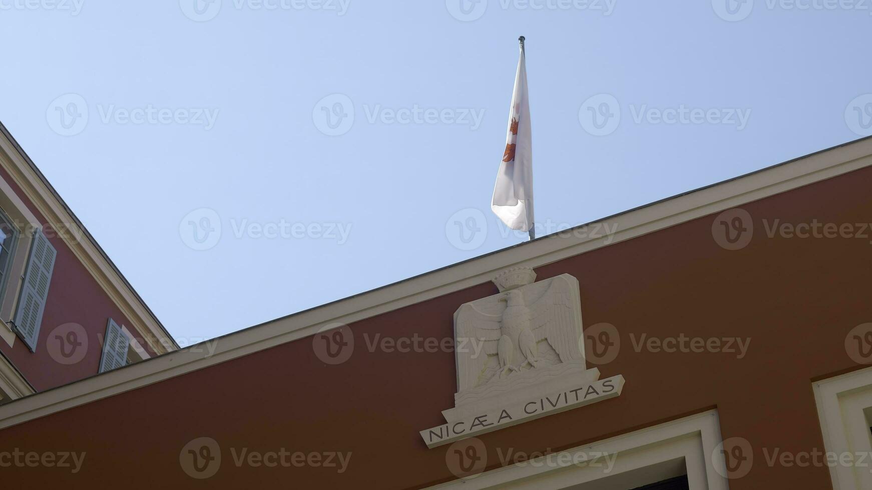 de stor röd byggnad. handling. de regering byggnad tillverkad i röd på topp med en dekorerad flagga den där rör sig eftersom av de vind. foto