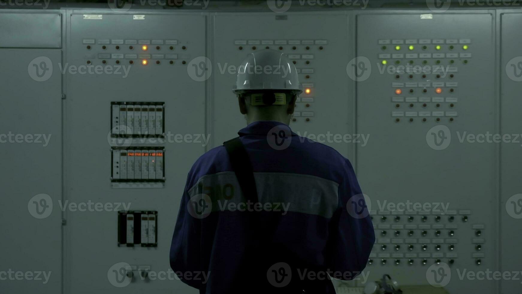 elektrisk ingenjör med digital läsplatta löpning kolla upp av Utrustning på de fabrik. klämma. elektrisk substation på kraft växt. foto