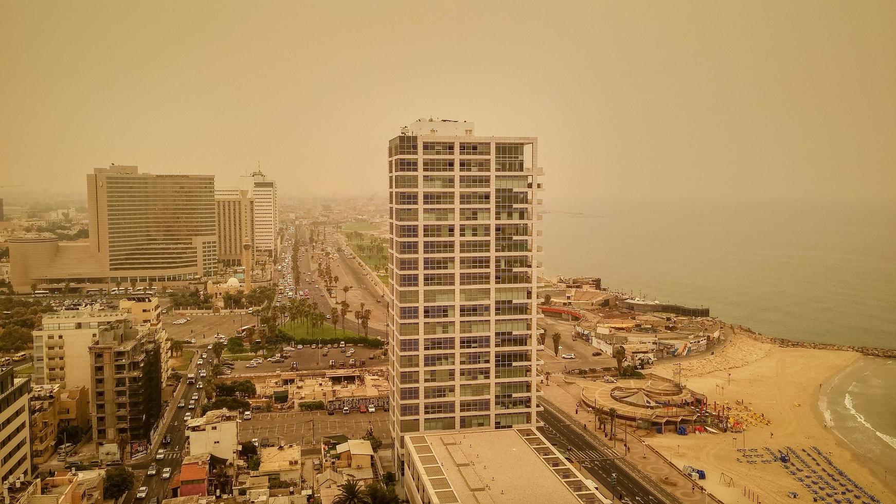 Tel Aviv stad under sanddimmet den 9 augusti 2015 foto