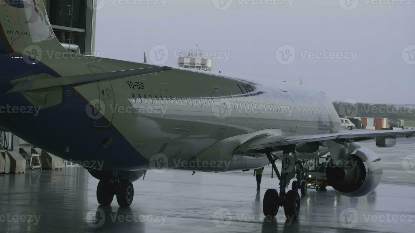 passagerare flygplan, underhåll motorer och reparera av de flygkropp, lämnar de hangar av de flygplats. flygbuss för reparera i de hangar. de plan ankommer från de hangar efter reparationer foto