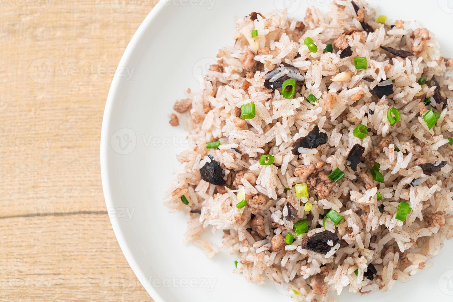 stekt ris med kinesiska oliver och fläskfärs foto