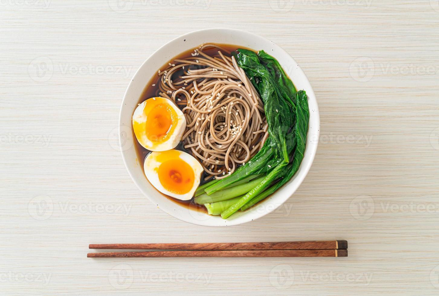 ramen nudlar med ägg - vegansk eller vegetarisk matstil foto