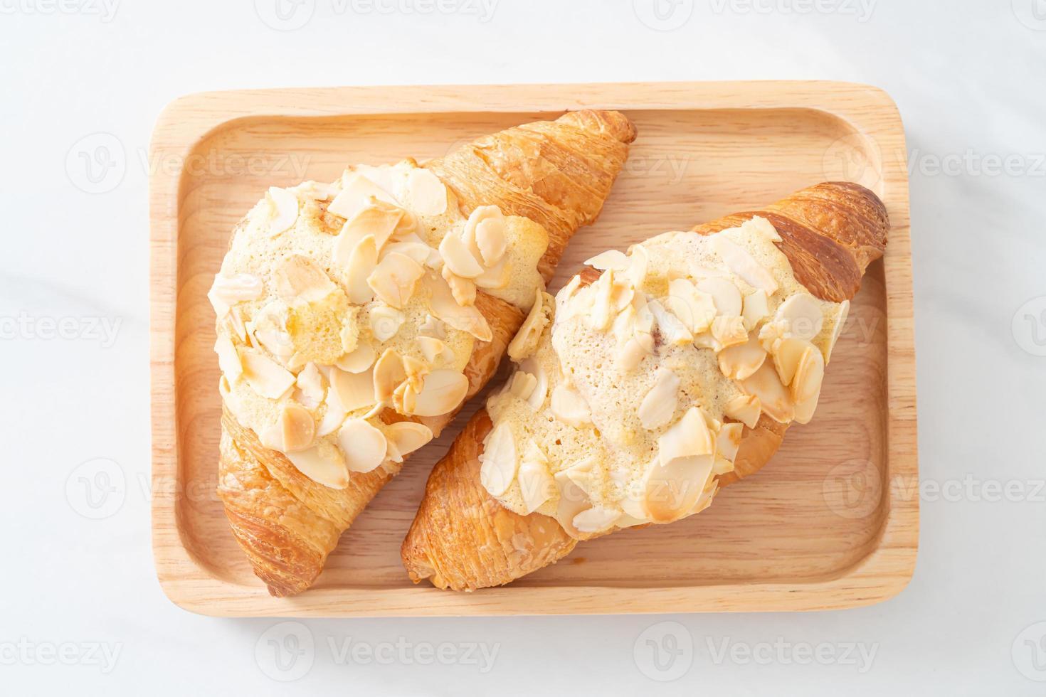 croissant med grädde och mandel foto