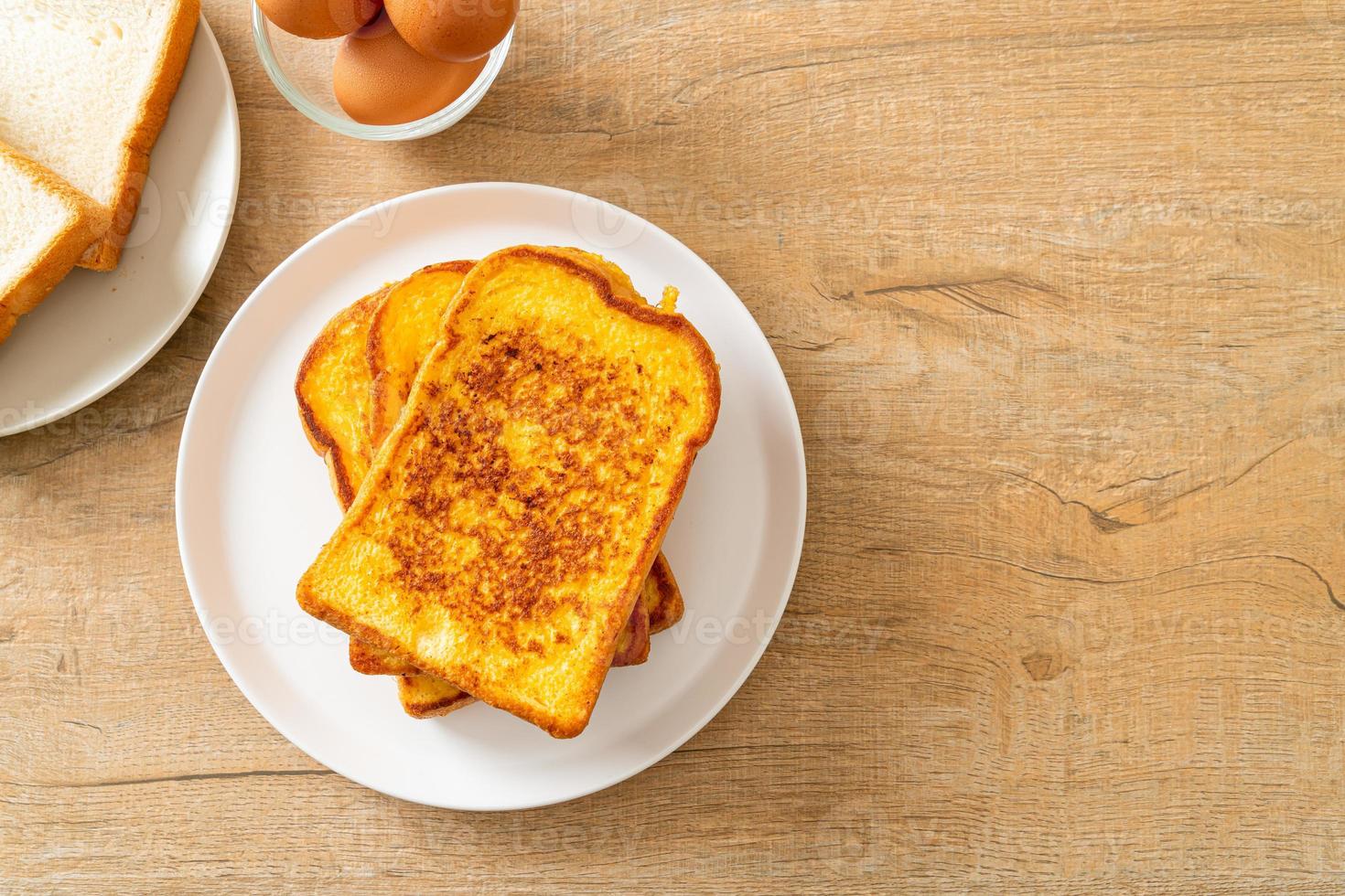 fransk toast på vit tallrik foto