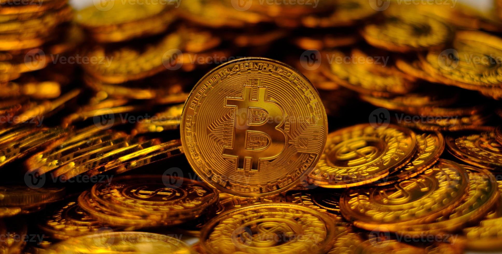 bitcoin kryptovaluta på hög guldmynt mycket foto