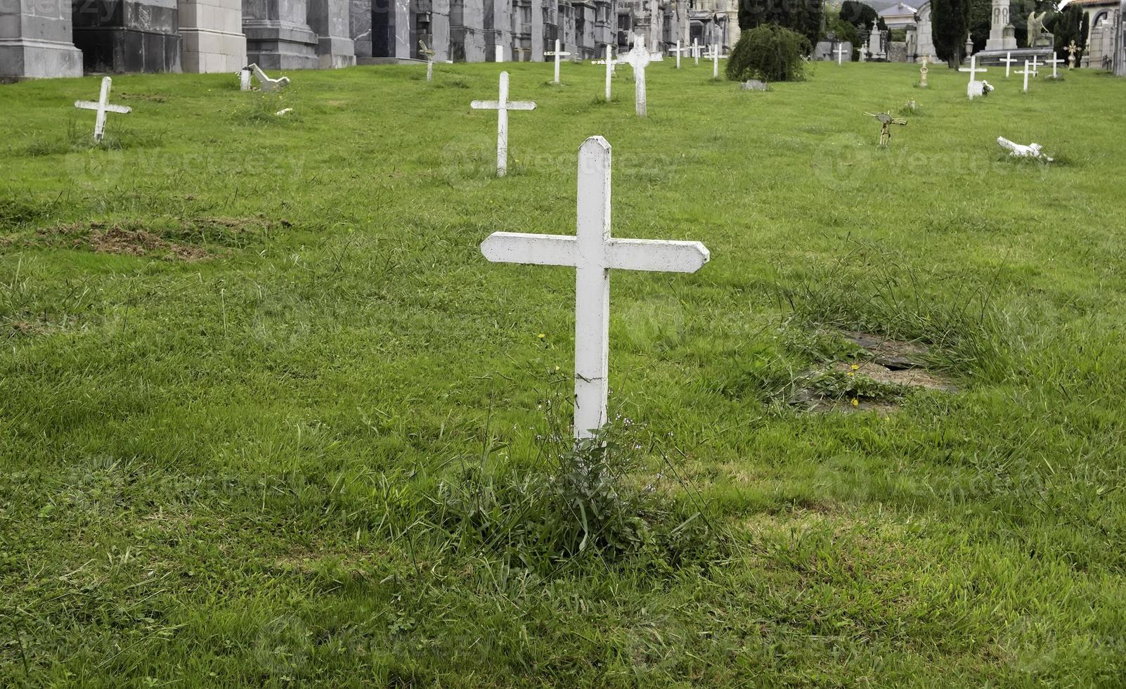 gamla vita korset på kyrkogården foto