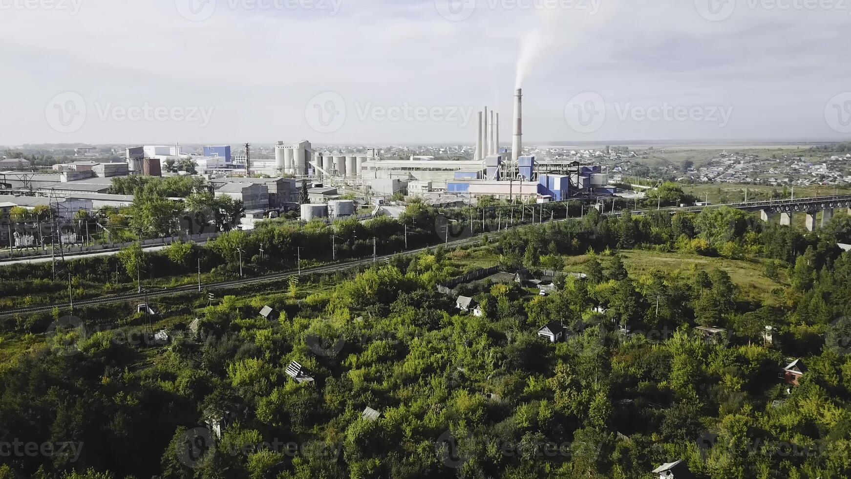 topp se av stadens industriell distrikt i sommar. stock antal fot. industriell växter, företag och lager belägen i förorter i sommar foto