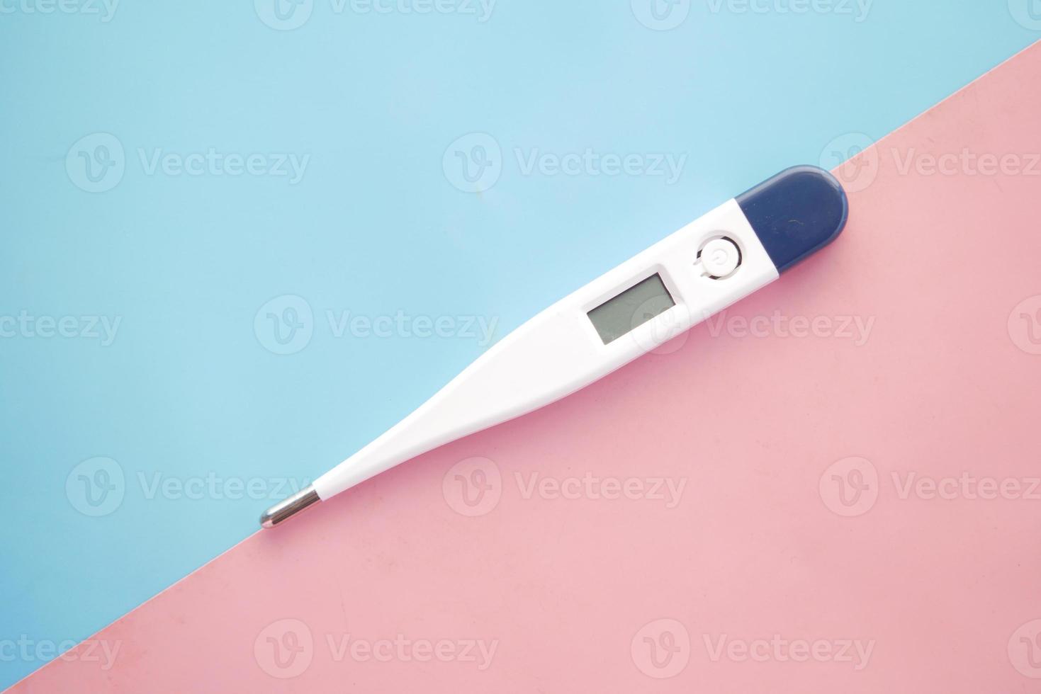 digital termometer på rosa bakgrund med kopieringsutrymme foto