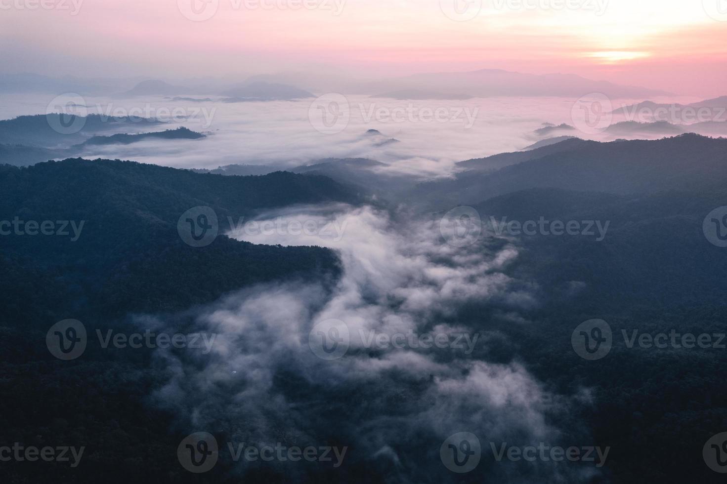 berg och soluppgång på morgonen foto