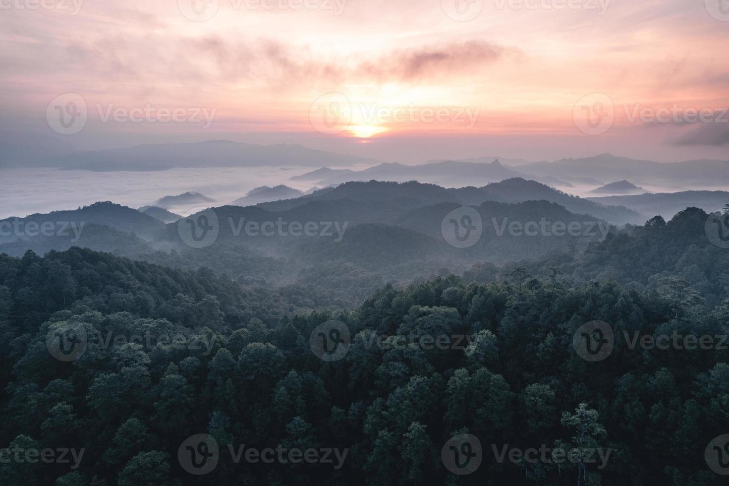 berg och soluppgång på morgonen foto