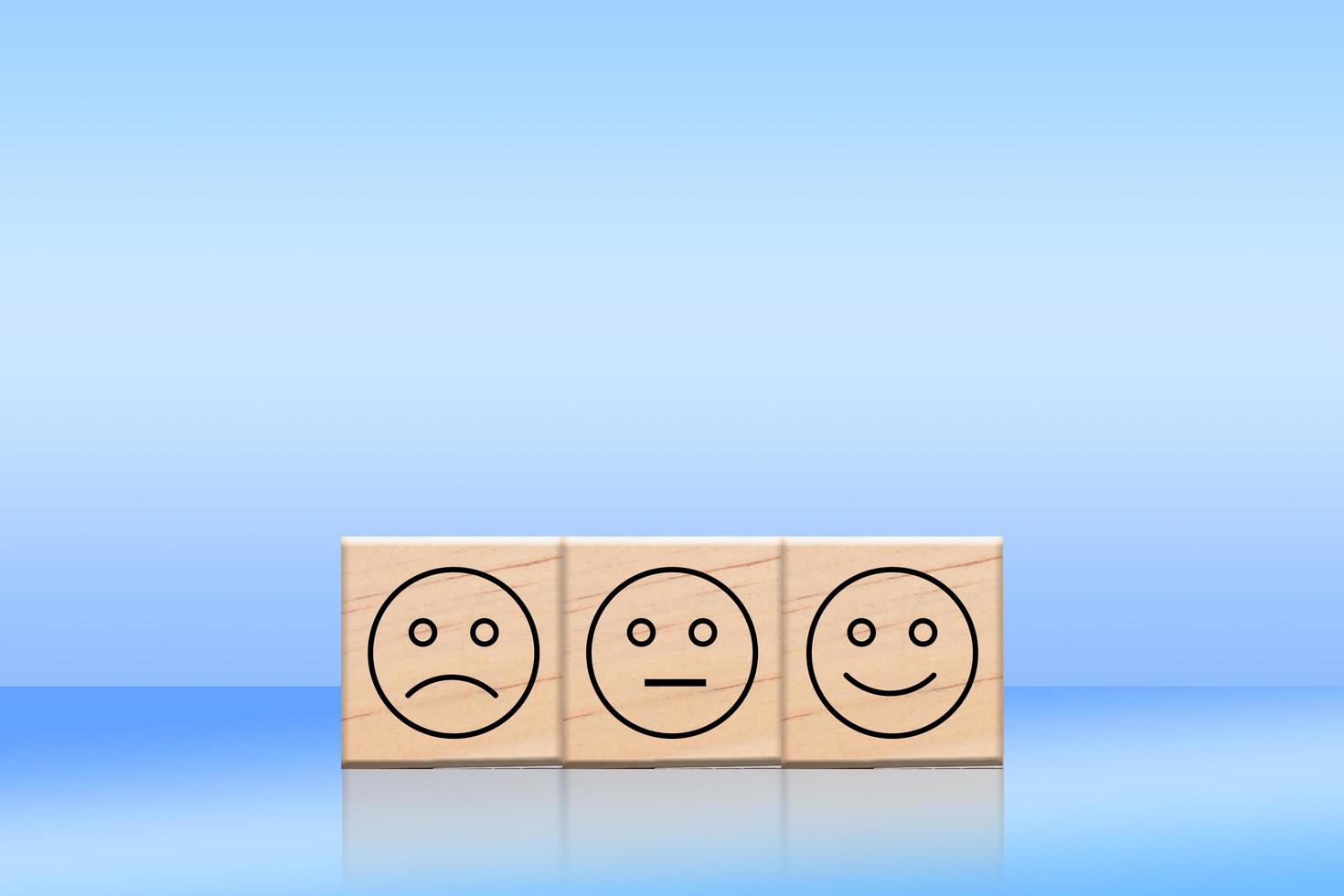 trä kub block med en känsla ansikte symbol. företaget använder ett glatt ansikte på trä för att representera servicebetyg, ranking, kundrecension, tillfredsställelse och feedback. foto