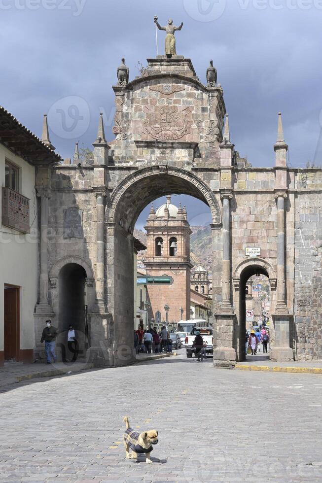 santa clara båge och tempel, cusco, peru foto