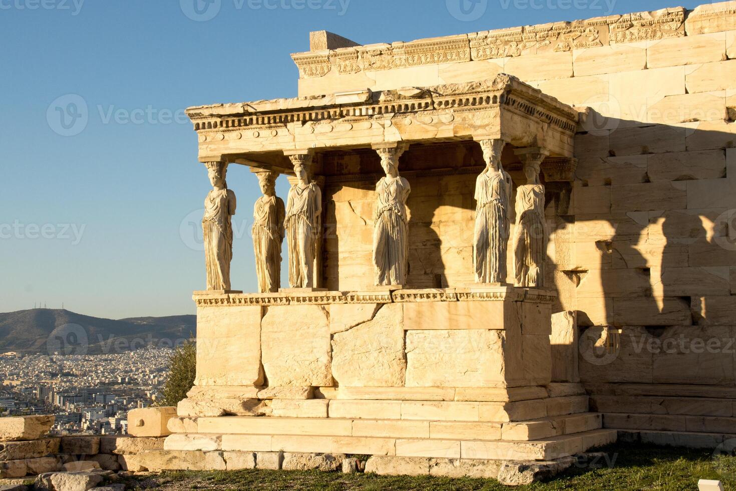 veranda av de karyatider på de erechtheion atop de gammal ruiner av de akropol foto