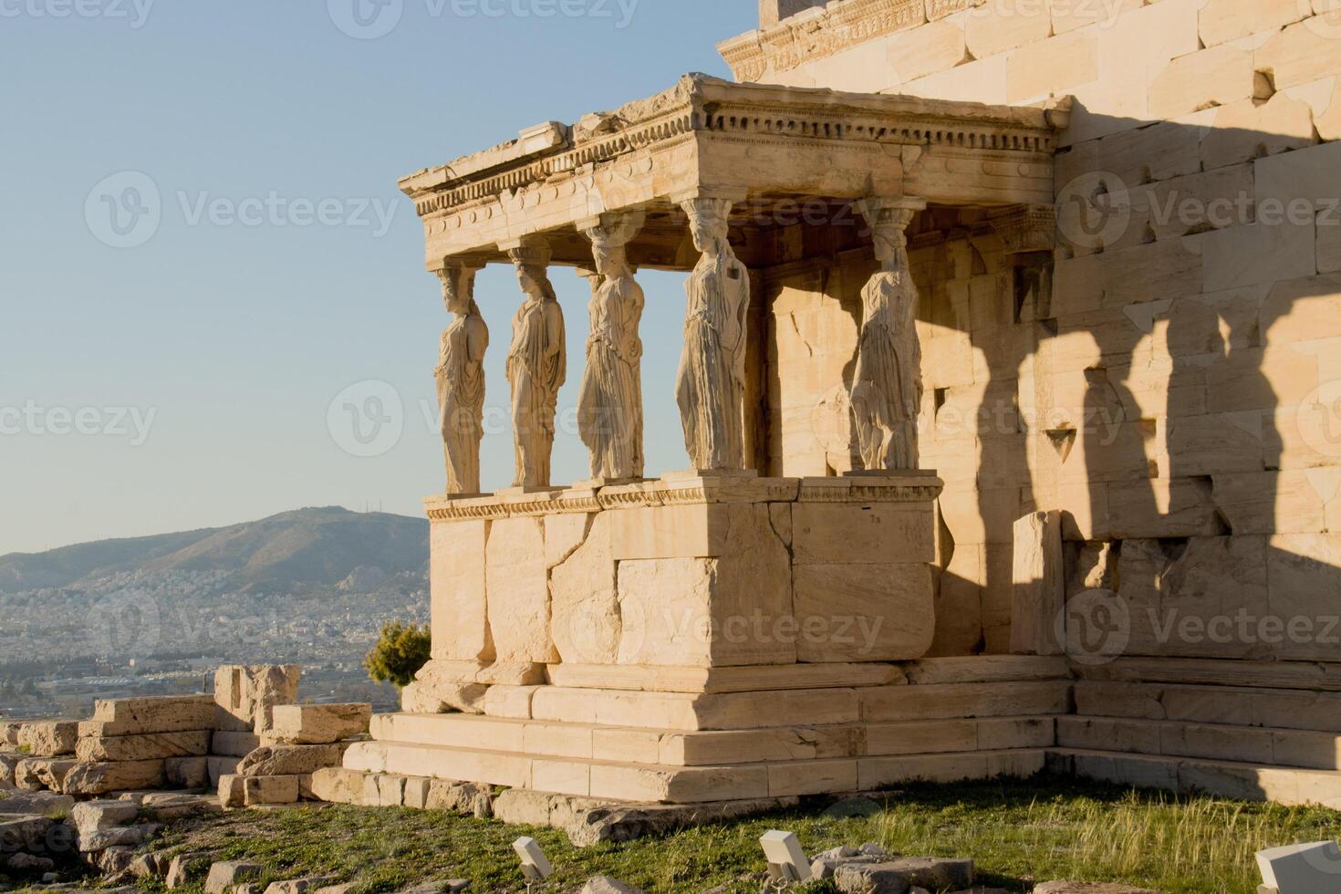 veranda av de karyatider på de erechtheion atop de gammal ruiner av de akropol foto