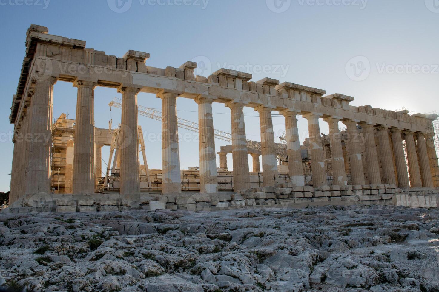 konstruktion varelse Gjort på de parthenon de huvud tempel på topp av de akropol i aten, grekland foto