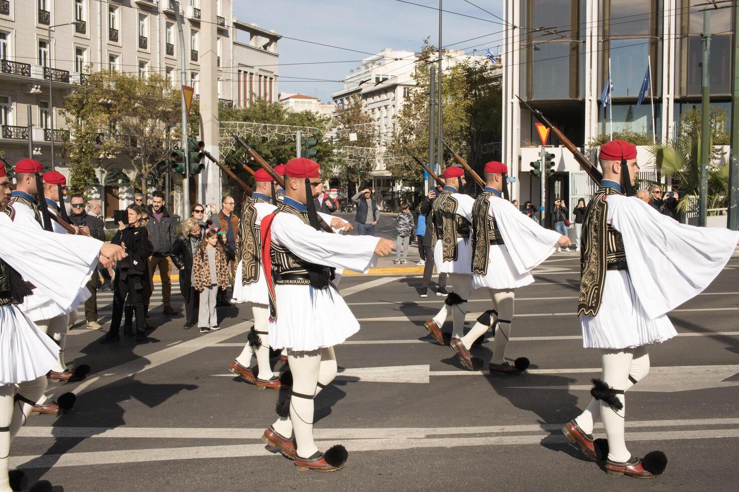 aten, Grekland, december 24 2023 soldat av de president- vakt marscherande mot de parlament för de ceremoniell ändring av de vakt av de grav av de okänd soldat. foto