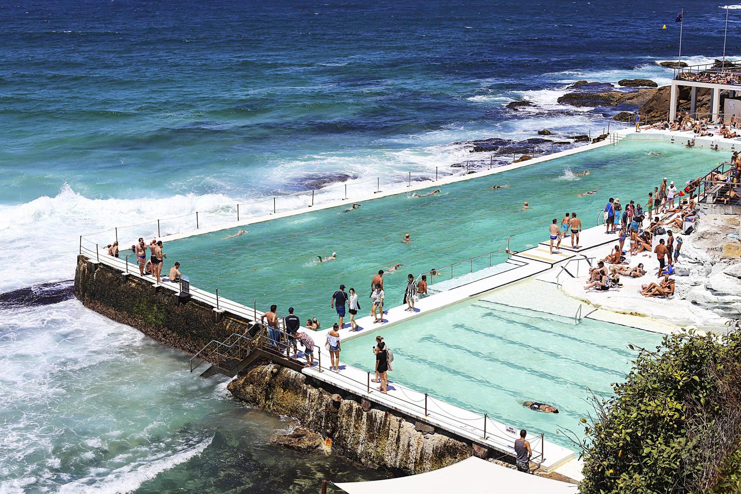 Sydney, Australien, 21 januari 2017 - Oidentifierade personer vid Bondi Baths i Sydney, Australien. det är en tidvattenpool som öppnades 1929. foto