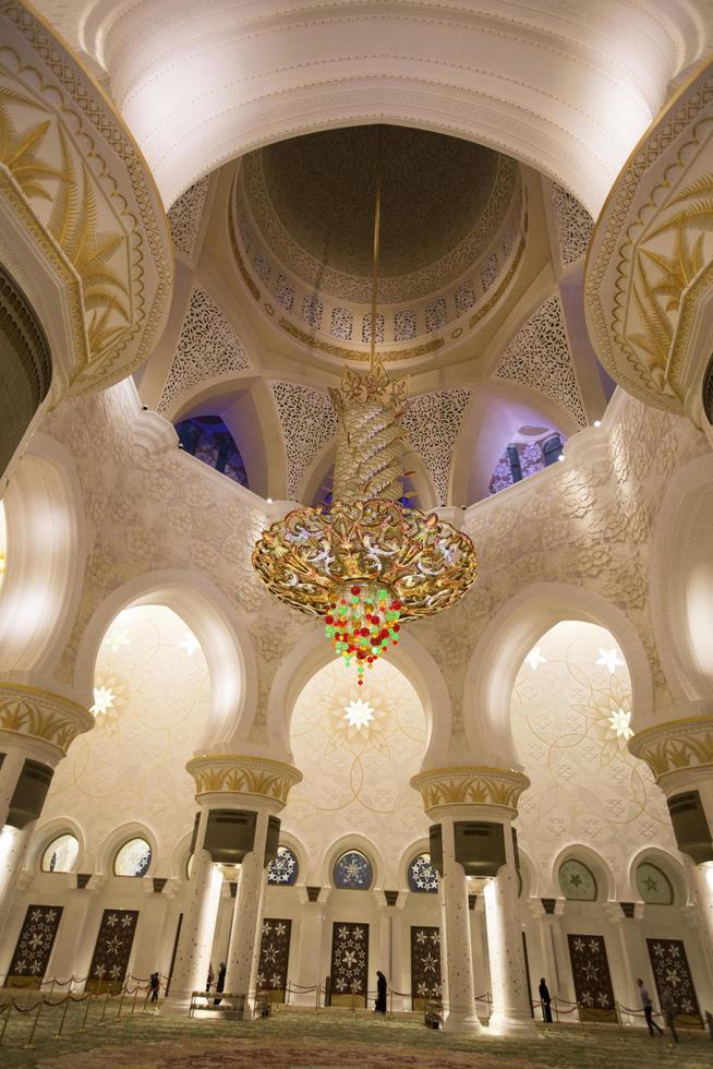 Abu Dhabi, Uae, 4 maj 2015 - inre av Sheikh Zayed -moskén i Abu Dhabi. moskén designades av yusef abdelki och öppnades 2007. foto