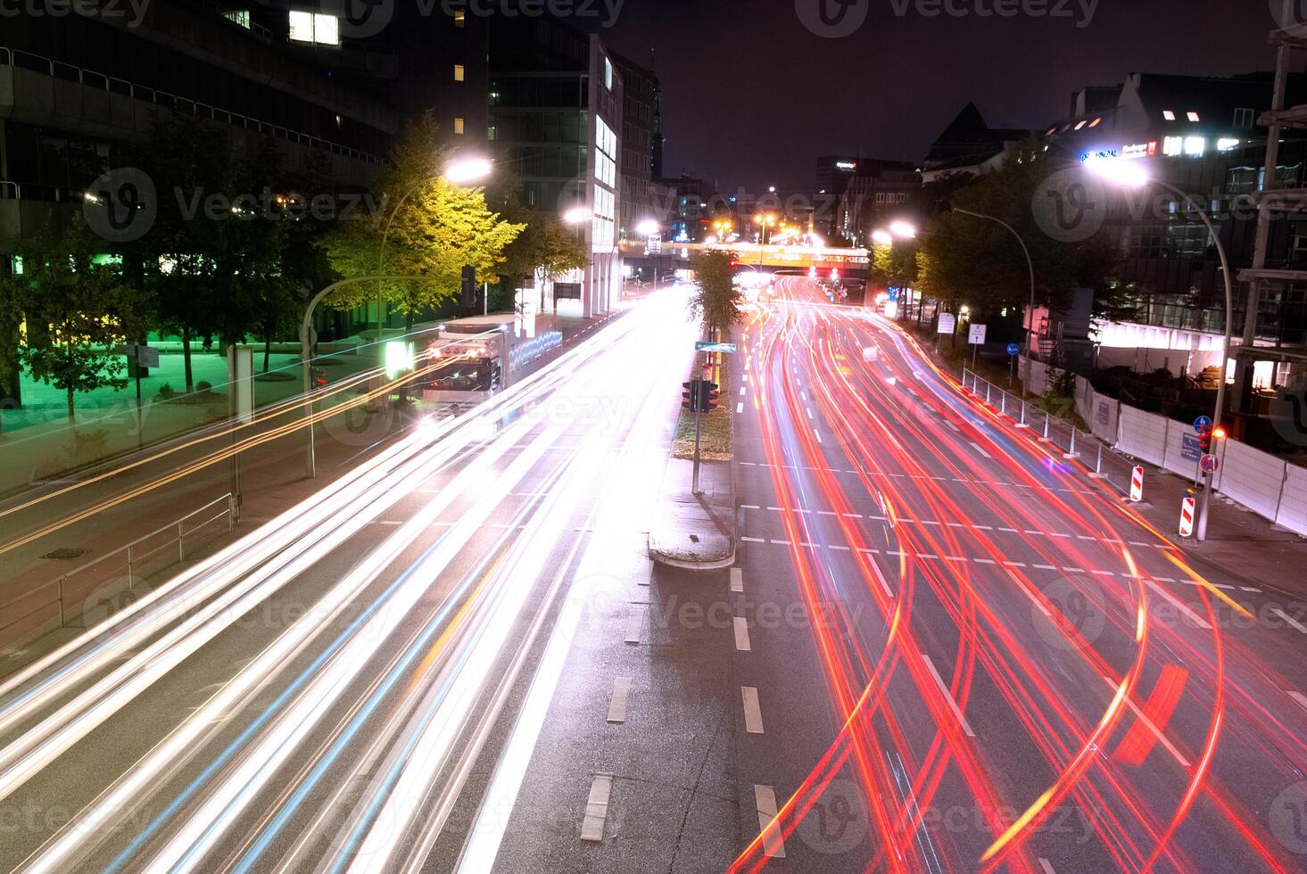urban natt trafik ljus spår foto