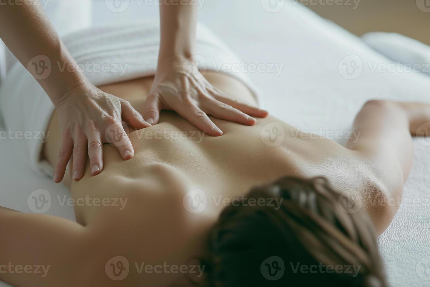 ai genererad närbild av en ung kvinna tar emot tillbaka massage i spa salong foto