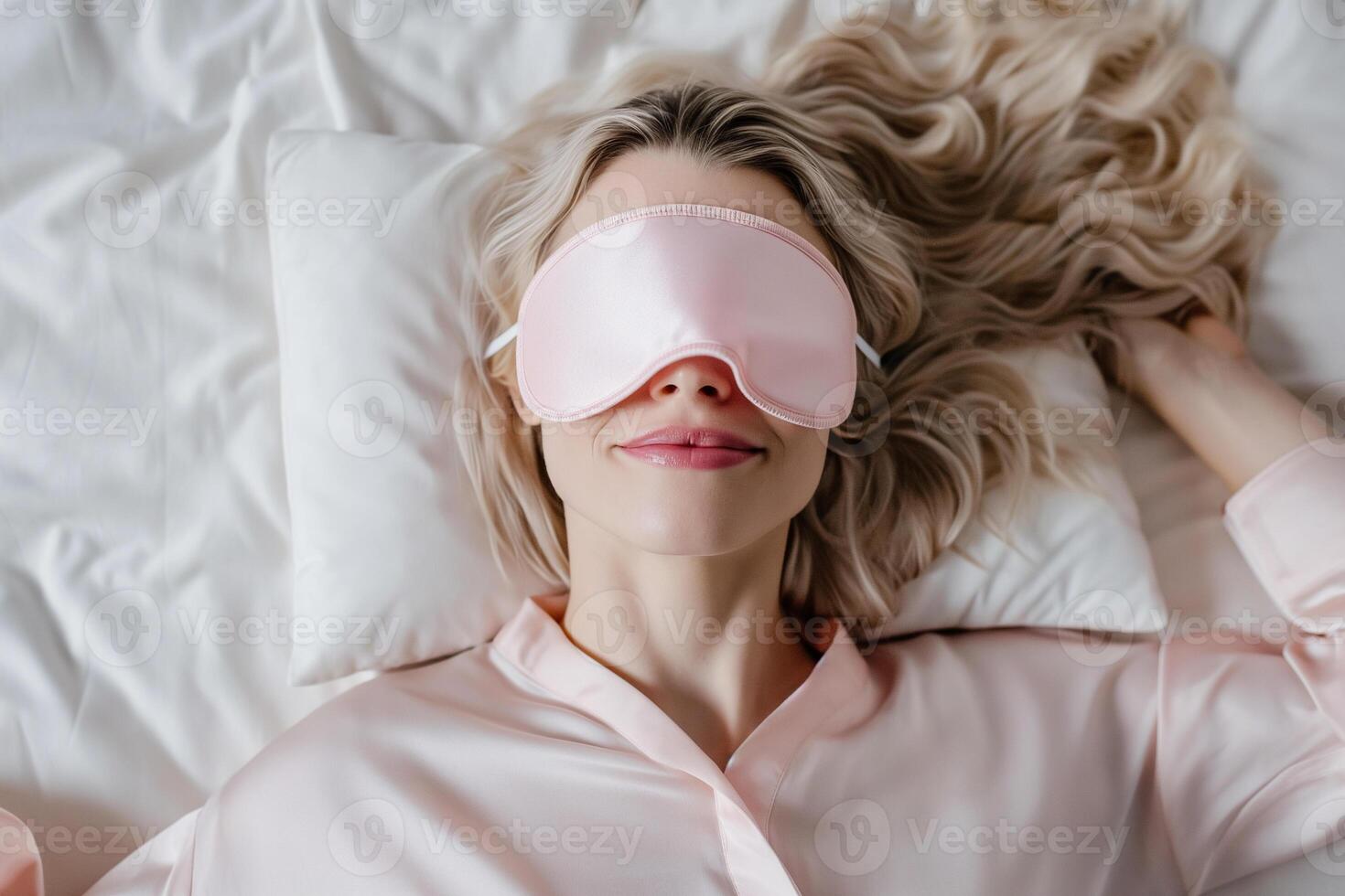 ai genererad topp se av leende ung kvinna med rosa sömn mask liggande på säng. värld sömn dag foto