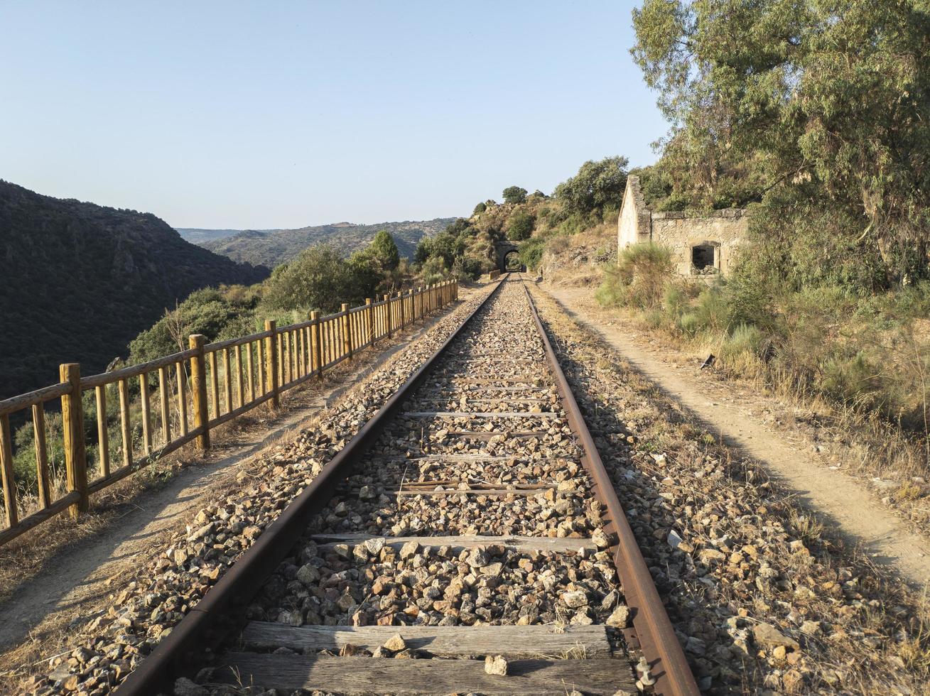 övergivna järnvägsspår genom bergen foto