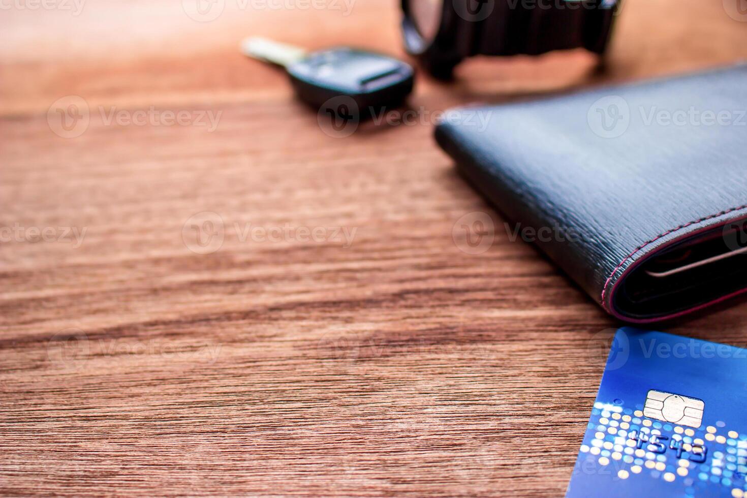 stänga upp kreditera kort plånbok smart telefon bil nyckel Kolla på på de trä bakgrund Semester begrepp resa Tillbehör och Plats för textur foto