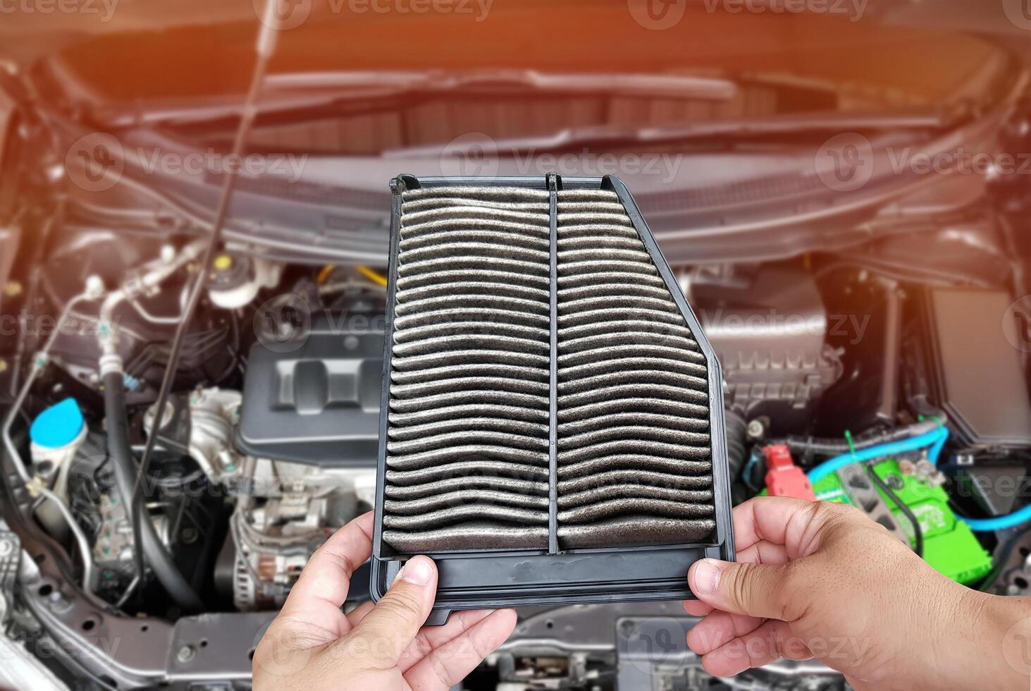 hand en man förändra och kolla upp gammal luft filtrera av bil i de motor rum där är smutsig damm foto