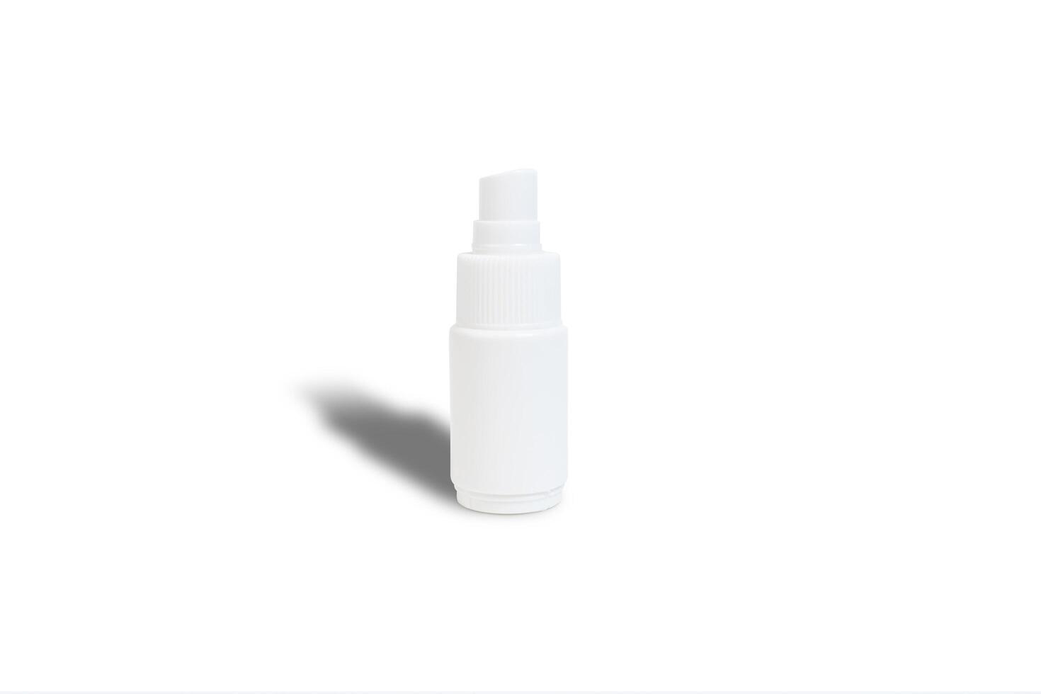 vit flaska alkohol spray med skydd begrepp i vit bakgrund foto