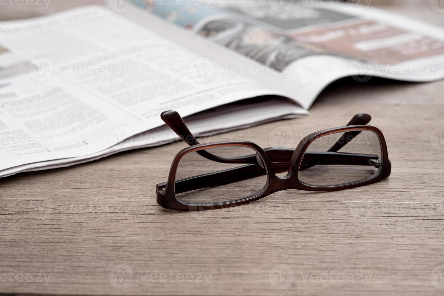 företag koncept, glasögon och Nyheter papper på på de trä tabell foto