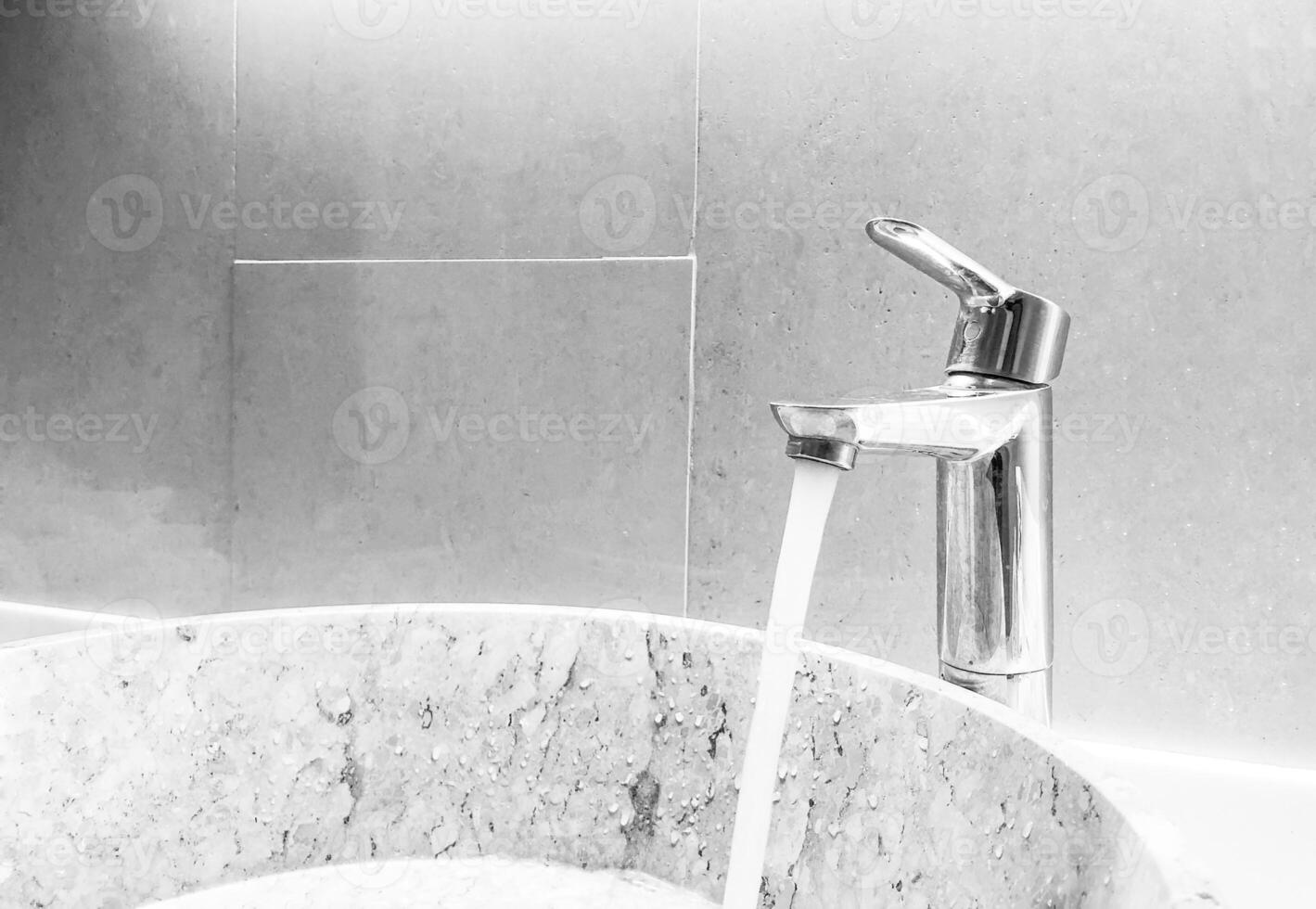 stänga upp gammal rostfri stål krom kran badrum och damm på de yta do inte rena med öppen och stänga vatten tillförsel i hotell badrum foto